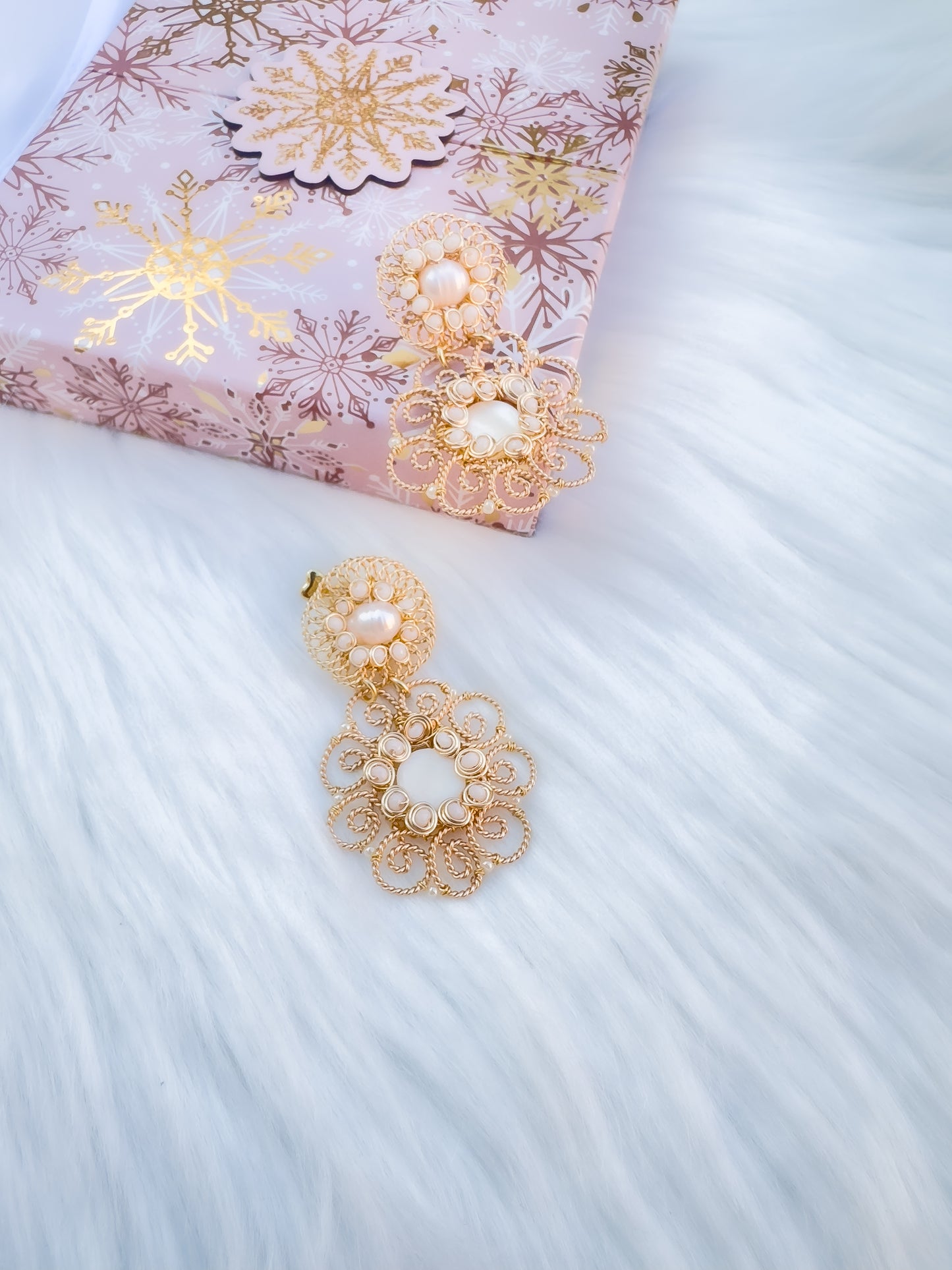 Eternal Bloom Earrings – Customizable Crystal Accents /Aretes Eternal Bloom – Cristales Personalizables.