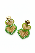 Aretes corazón verde y dorado - fondo blanco