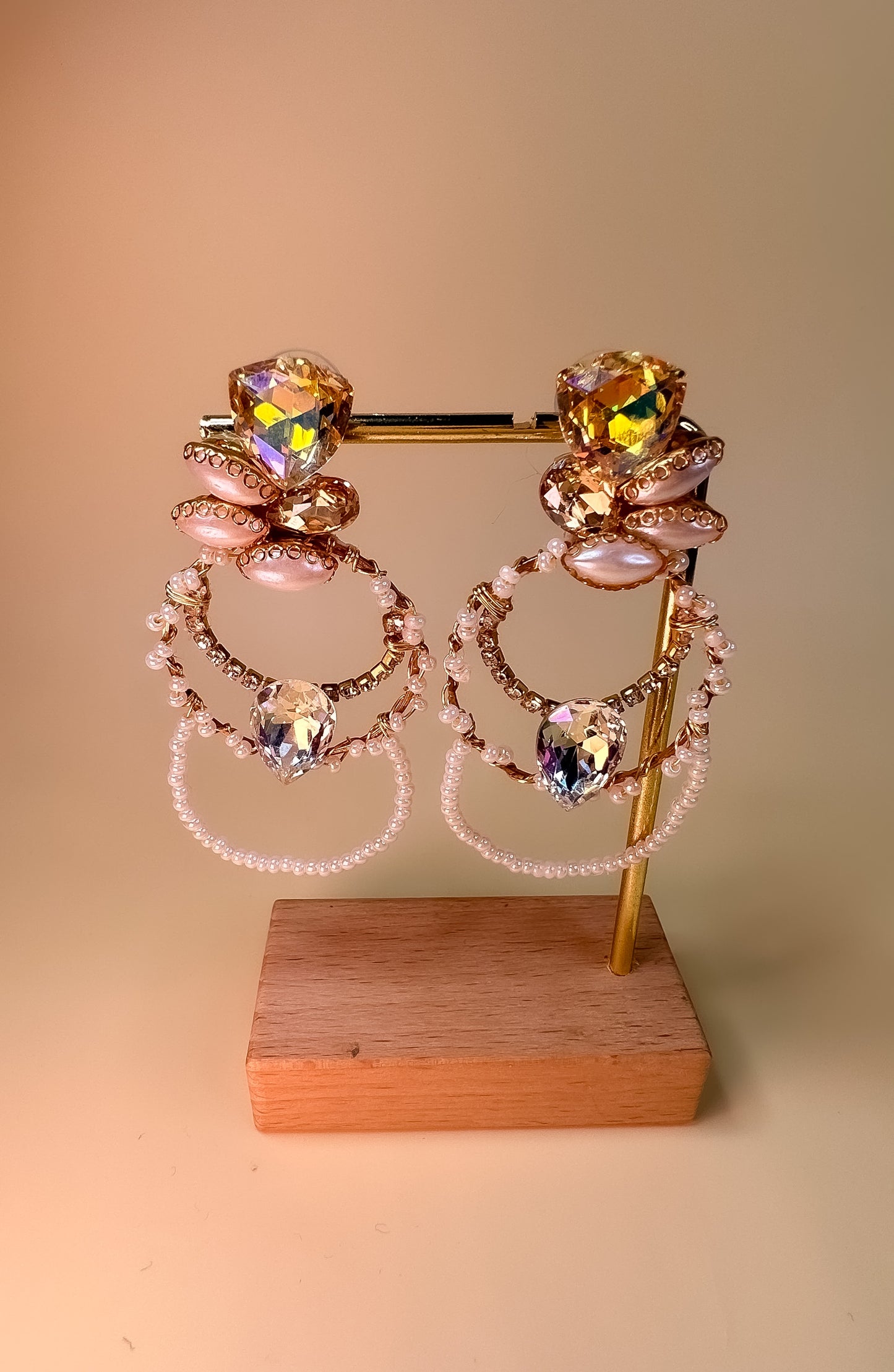 Boucles d'oreilles de mariée uniques tissées à la main avec miyuki japonais et cristaux.